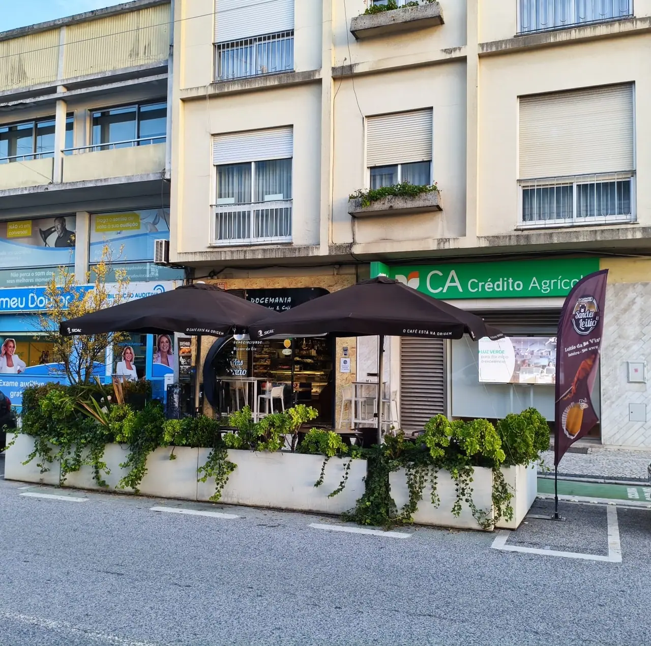 Esplanada da Docemania na Avenida Heróis de Angola, em Leiria, com guarda-sóis e floreiras