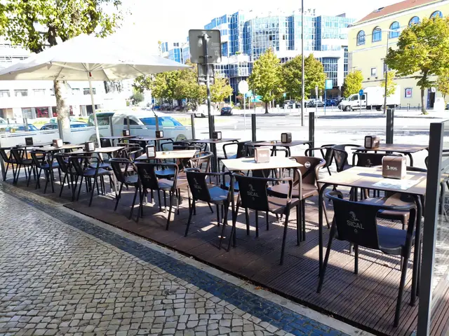 Esplanada da Docemania no Centro Comercial Maringá, com mesas e cadeiras pretas sobre um estrado de madeira e um guarda-sol