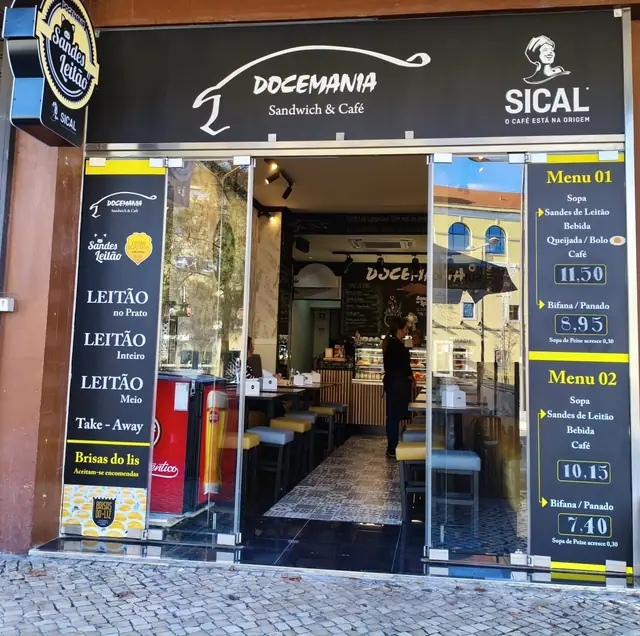 Fachada da Docemania no Centro Comercial Maringá, com os painéis do Menu 01 e do Menu 02 na montra